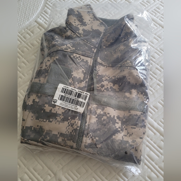 Digital Camouflage Vest - Picture 5 of 5